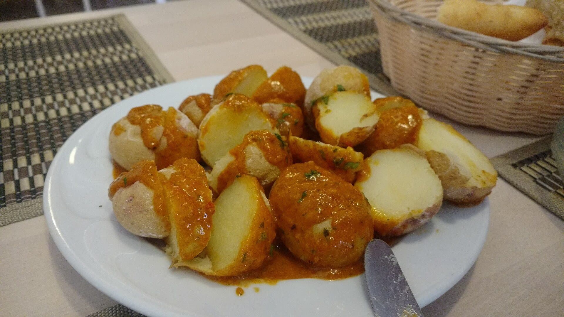 Papas arrugadas z sosem mojo — kanaryjskie młode ziemniaki