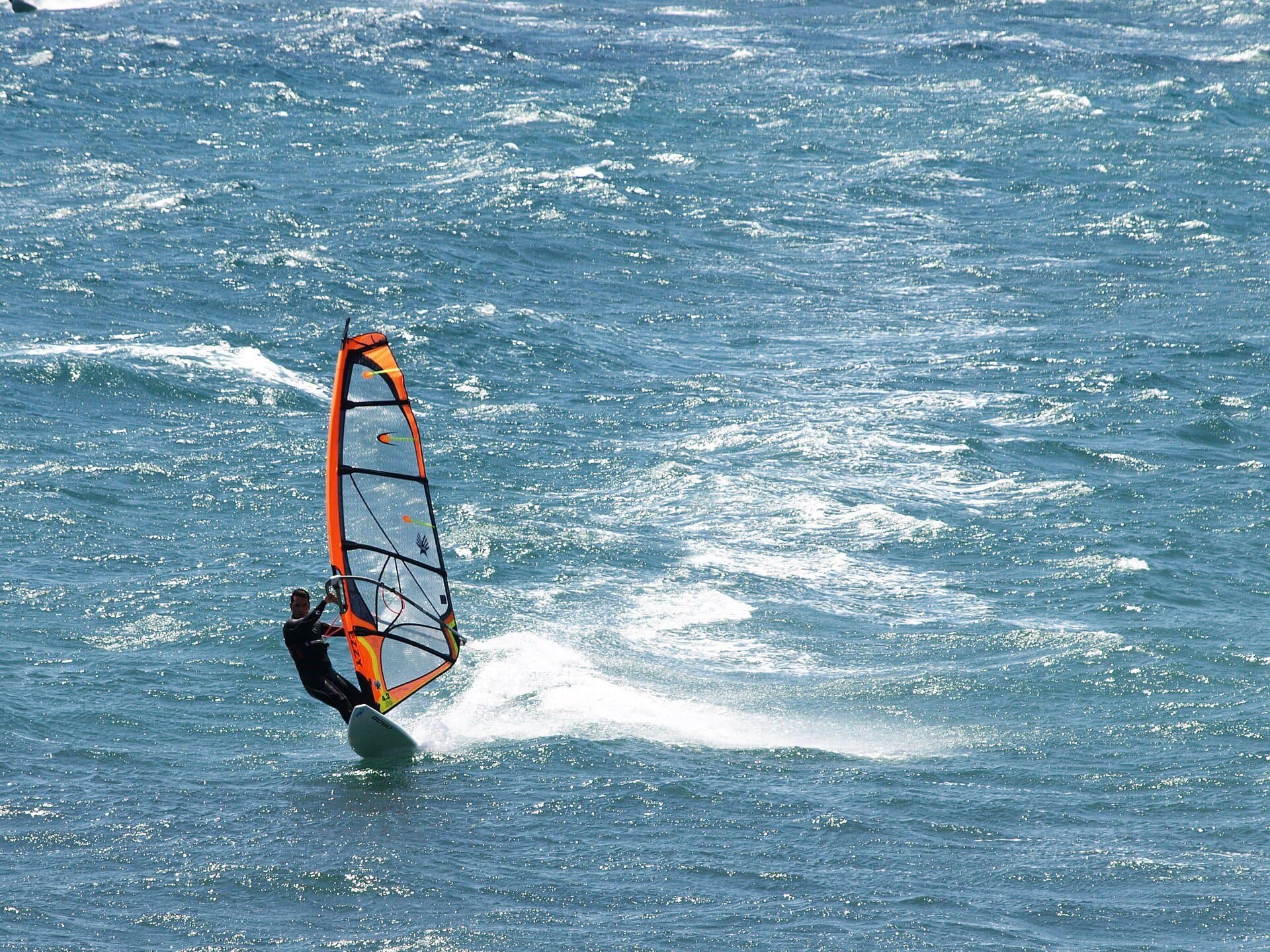 Windsurfer na wietrznym wybrzeżu Pozo Izquierdo